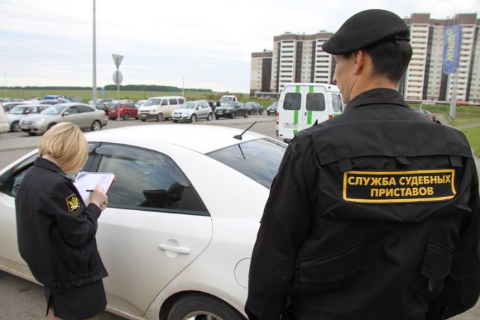 Покупатель пришел забирать автомобиль у дилера с судебными приставами