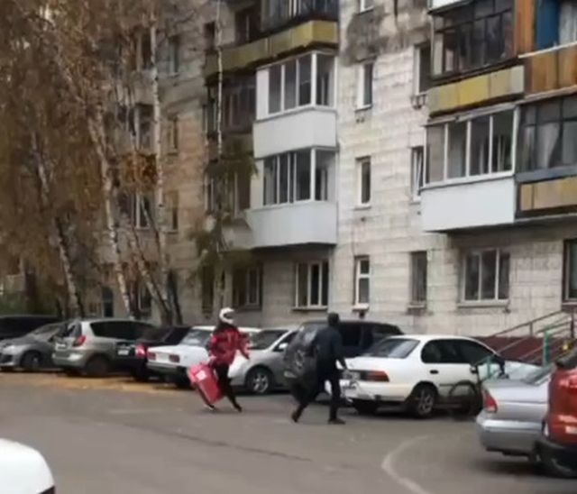 Кто кого: курьер с рюкзаком или парень с битой?