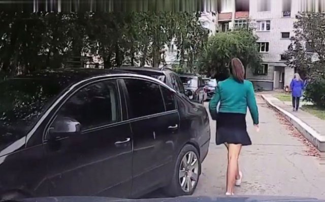 Наглая автоледи обиделась, бросила машину посреди дороги и ушла