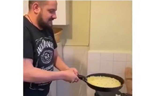 Папа готовит завтрак