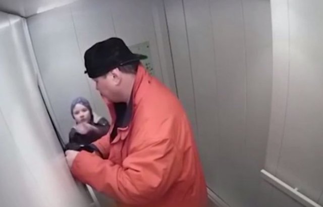 "Давай это домой заберем!": Отец года показывает сыну, как украсть зеркало из лифта - неудачный пример