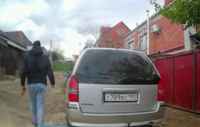 Наглый водитель, который врезался в машину, но считает, что виноват не он