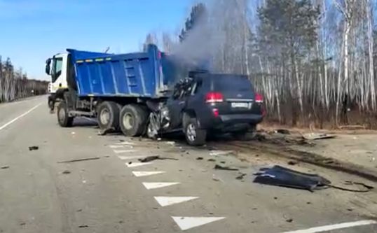 Водитель Land Cruiser "уснул" и влетел в стоячий самосвал