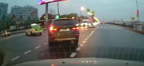 Он все же первый повернул