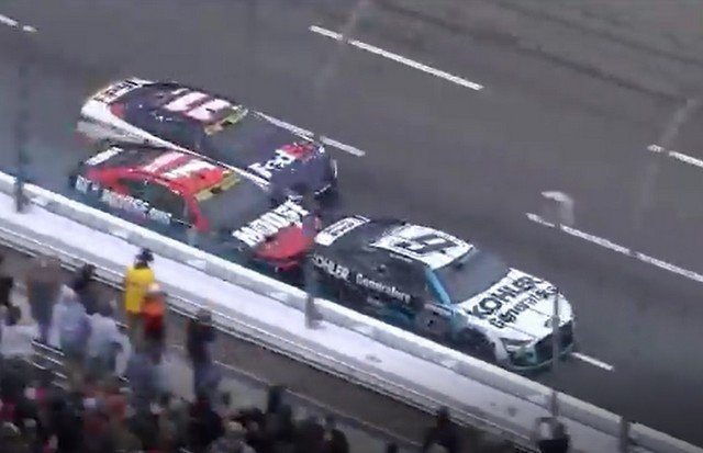 Пилот NASCAR Росс Честейн повторил известный финт из компьютерных игр