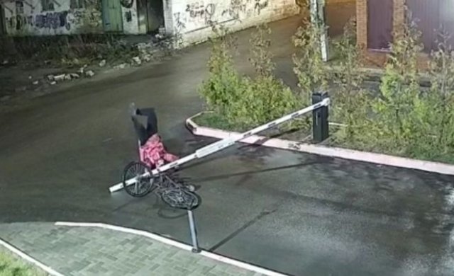 Смешной фейл: курьер врезался в шлагбаум, не заметив его из-за телефона, но от гаджета не отвлекся