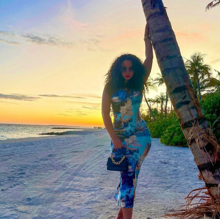 Шикарные девушки в обтягивающих платьях