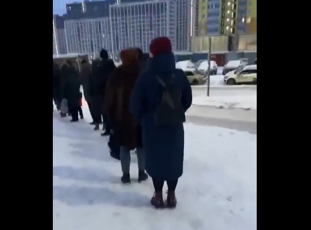 Ничего необычного, просто очередь на остановку в Мурино