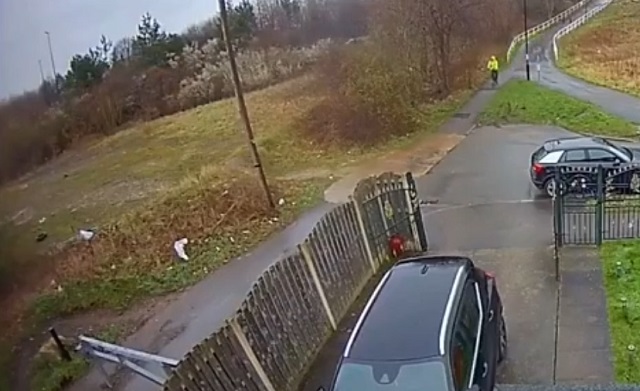 "Было больно": самокатчик не заметил шлагбаум