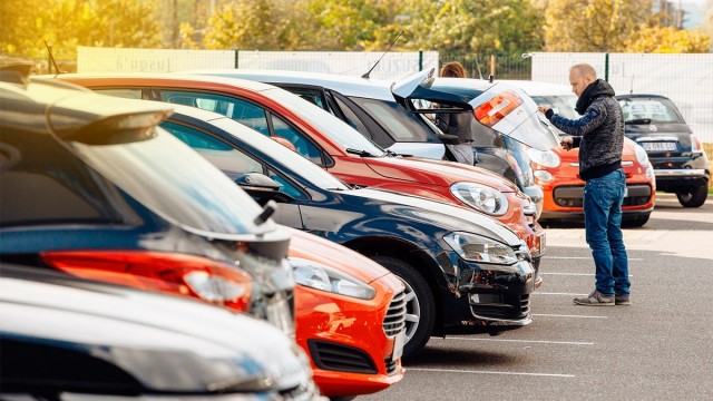 В России с начала 2023 года продажи новых автомобилей рухнули на 62%