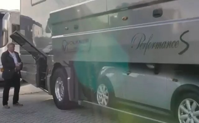Невероятный дом на колесах аж со своим паркингом