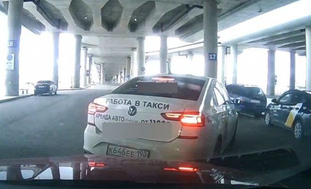 Наглый таксист, который подрезал машину и начал высаживать пассажиров посреди дороги