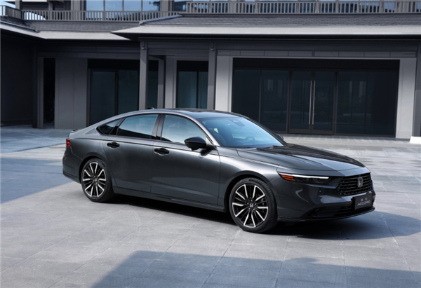 5 метров длины, 206 л.с., расход 4,9 л на 100 км $32 тыс. Honda Accord