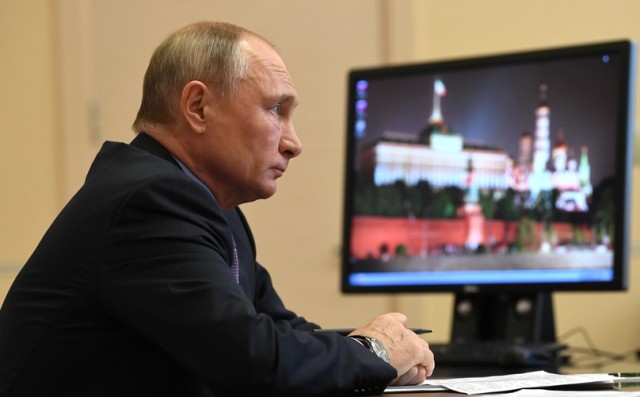 Владимир Путин примет участие в Параде Победы по видеосвязи
