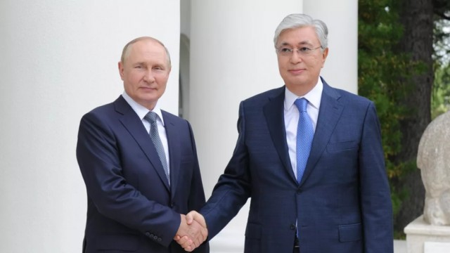 Путин по телефону проинформировал Токаева о ситуации в России