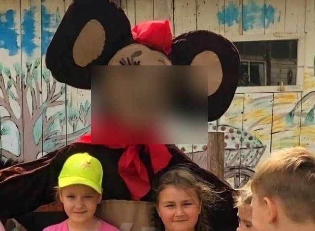 Чебурашка пришел на праздник в честь окончания учебного года в посёлке Новая Майна