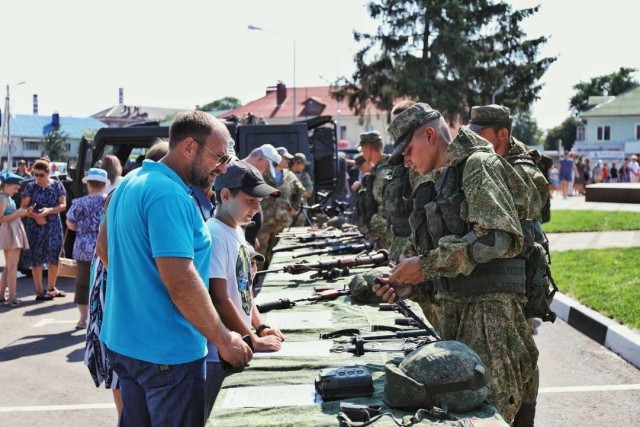 Кремль назвал выдачу оружия теробороне вынужденной необходимостью