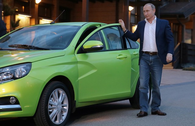 Все чиновники России должны ездить на отечественных автомобилях — Путин