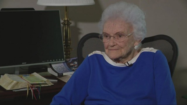 102-летняя бабуля раскрыла секрет долголетия. Это алкоголь