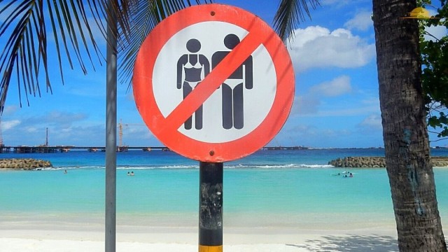 Нудисты в Европе запустили кампанию против одетых туристов