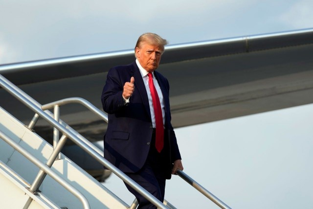 Трамп прибыл и покинул тюрьму округа Фултон для того, чтобы сдаться властям и пройти через формальную процедуру ареста по делу о вмешательстве в выборы