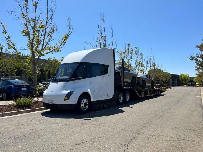 Фото первых Tesla Cybertruck