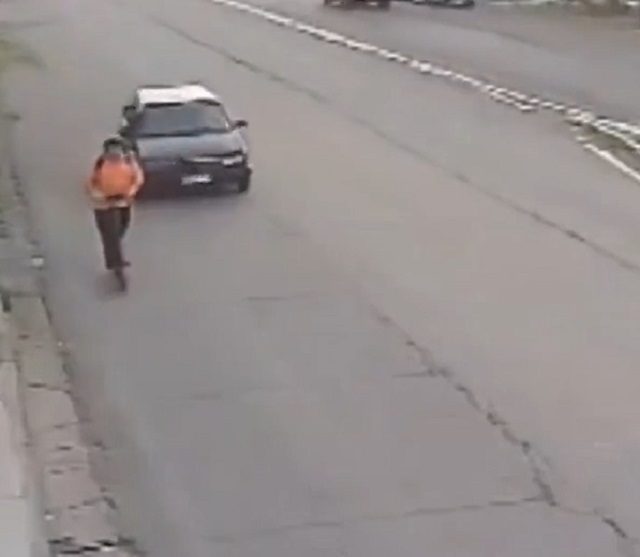 Во время поездки у молодого человека был украден его самокат