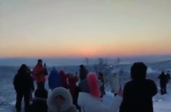 После сорока дней полярной ночи, жители Мурманска наконец лицезрело первые лучи утреннего света.
