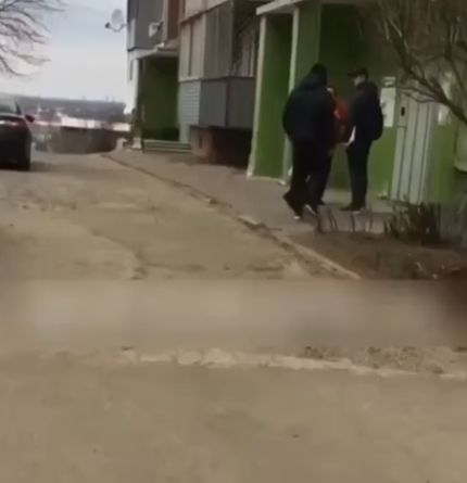 Человек пресекает действия жуликов, которые пытались обмануть людей в его доме⁠⁠