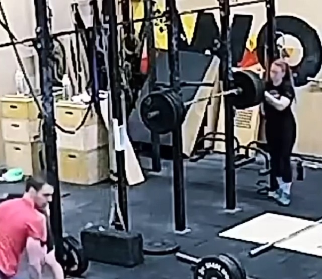 Девушка убирала блины с штанги и чуть не прибила парня