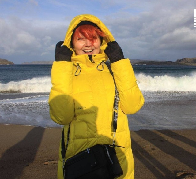 На жительницу Вологодской области написали донос из-за фото в жёлтой куртке на фоне синего неба.