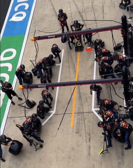 Двойной пит-стоп в исполнении механиков команды Oracle Red Bull Racing⁠⁠