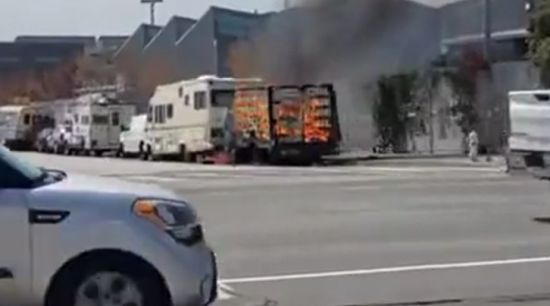 Поливомоечная машина утерла нос пожарным