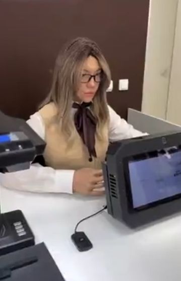Эра киберпанка наступила? В Пермском МФЦ уже больше трех лет трудится робот Вера