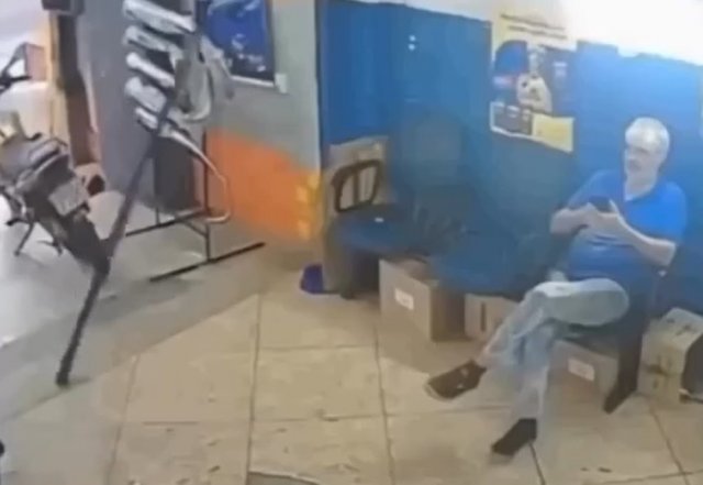 Судьба пытается ему что-то сказать