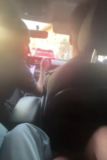В Москве таксист и другой водитель начали «забивать стрелку» прямо на дороге и при пассажирах
