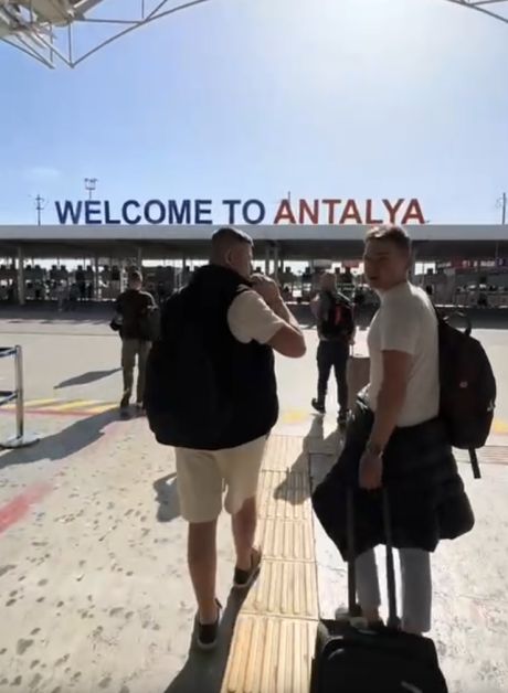 Когда с друзьями решили рвануть в отпуск и тебе доверили организовать трансфер в аэропорту