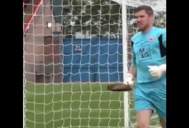 Футбол в Шотландии слишком жесток: вратарь носит лопату на поле