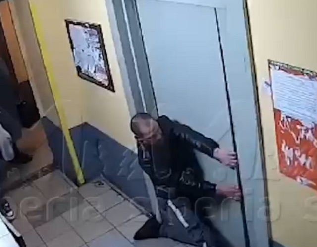 В Новосибирске в лифте застрял целый цыганский табор