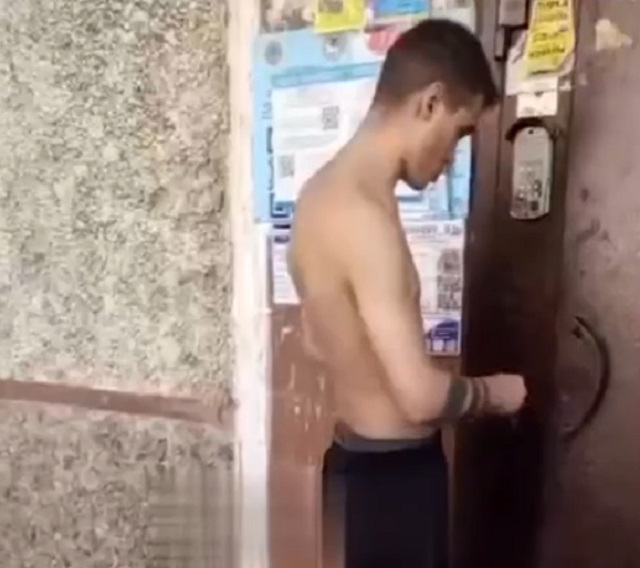 Юноша с мылом не смог войти в дом