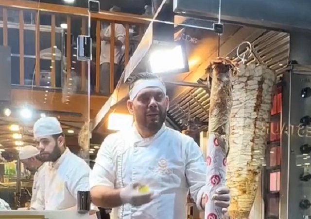 В Турции делают шаурму в человеческий рост