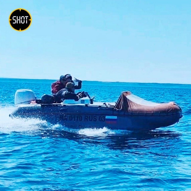 Мужчина два месяца дрейфовал на катамаране в Охотском море