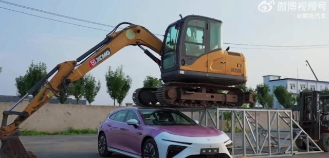Экскаватор массой 7,5 тонны на вершине Hozon Neta S
