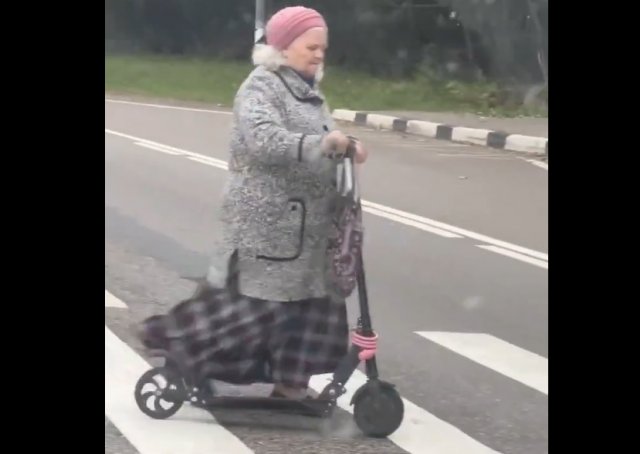 Бабуля и электросамокат