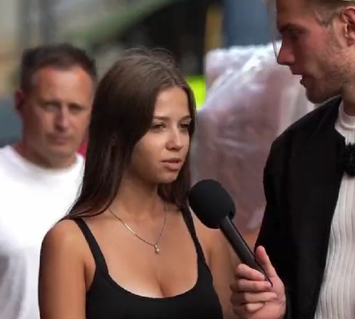 Ещё и огрызается, эх мужик...