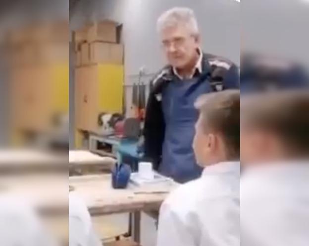 «Что-то мы сегодня расп***сь, щенки е***е». В красноярской школе учитель выругался на учеников. Родители выступают против его увольнения.