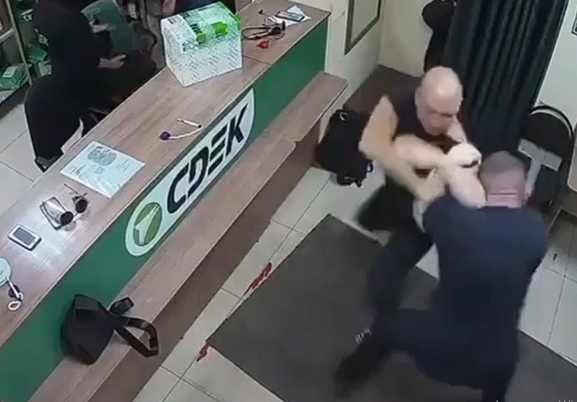 Эпичная стычка со счастливым концом в ПВЗ "СДЭКа"