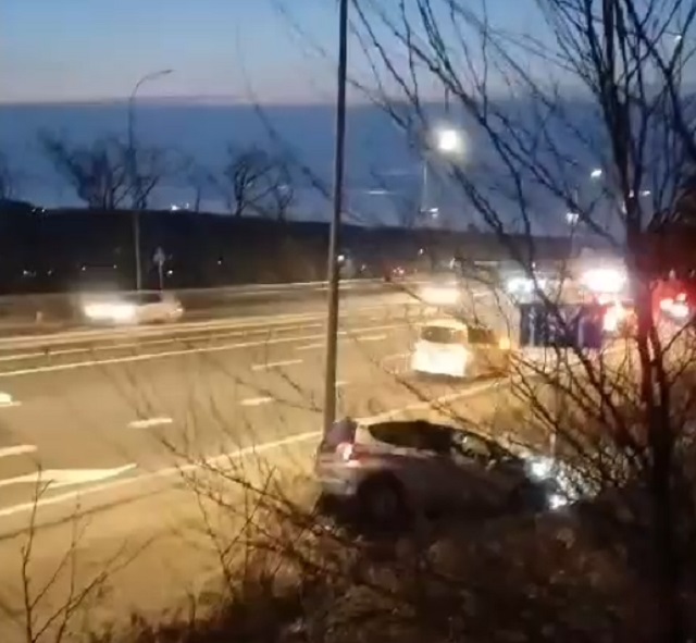 Жуткий гололед во Владивостоке - в массовой аварии разбились 11 машин