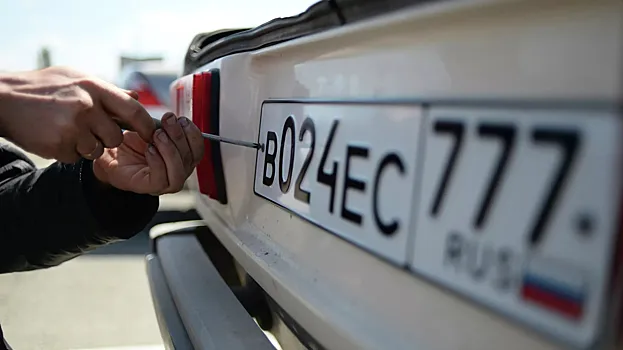 Флаг России станет обязательным атрибутом для всех автомобилей в стране
