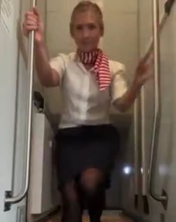 Стюардессы отдыхают от смены